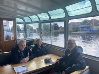 Ulla og Frank omborg på båden, der sejlede dem rundt på Silkeborgsøerne.