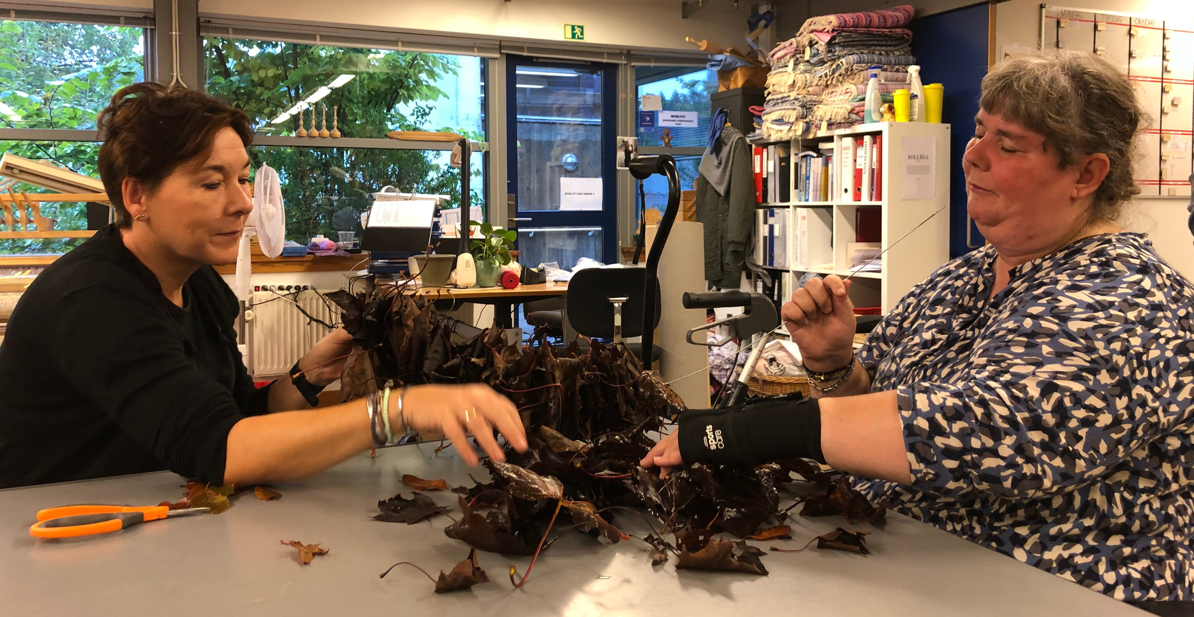 Tanja laver kranse af nedfaldne blade.