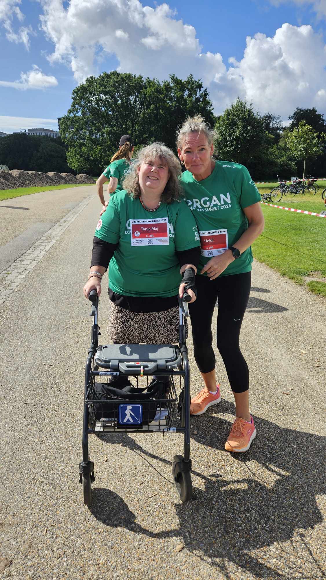 Tanja og Heidi inden målstregen er nået. Humøret er højt. 