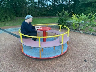 Ulla på karrusellen på Fuglsangcentret, som man finder ved at gå på sansestien.  