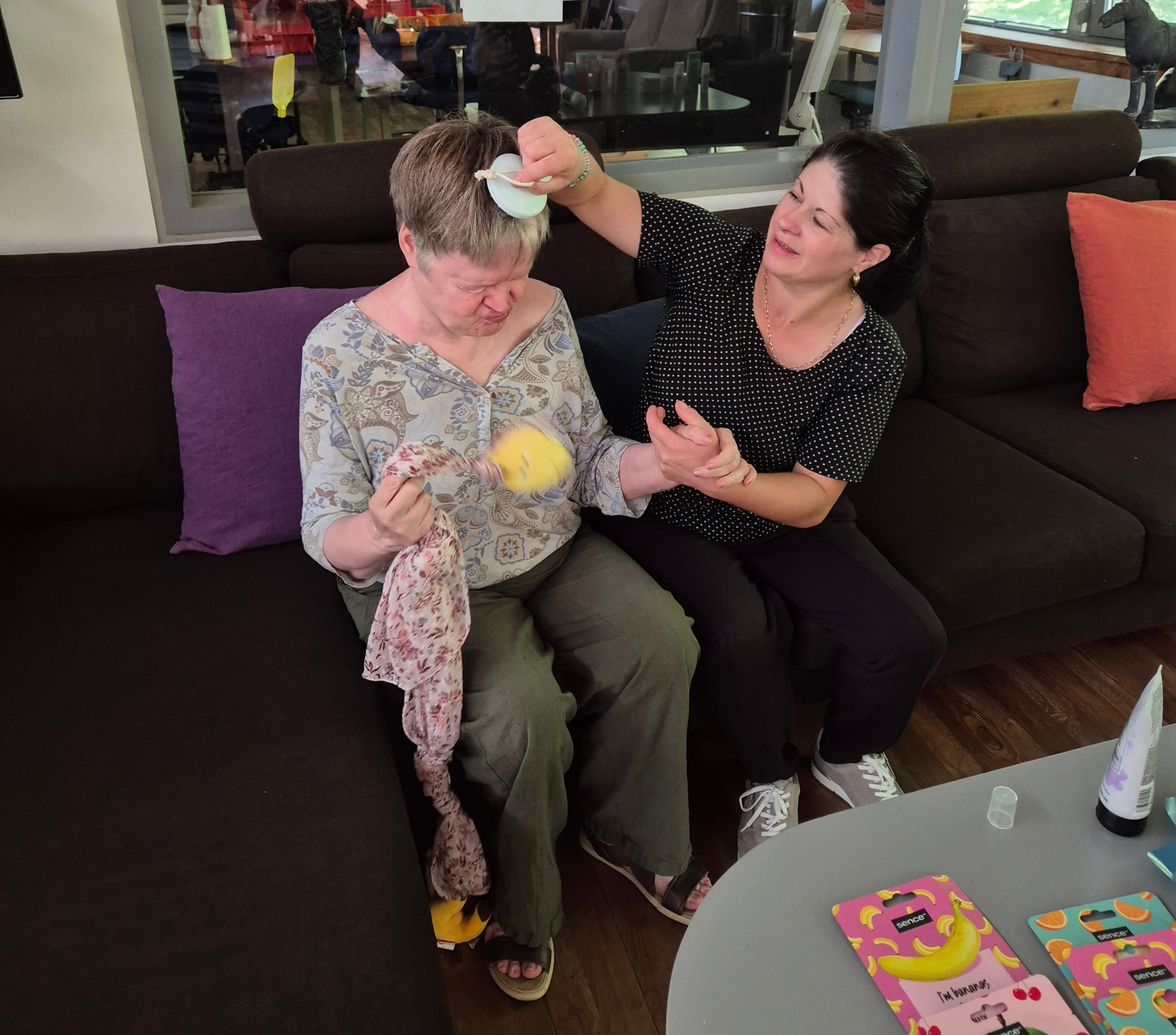 Anette får hovedbundsmassage.