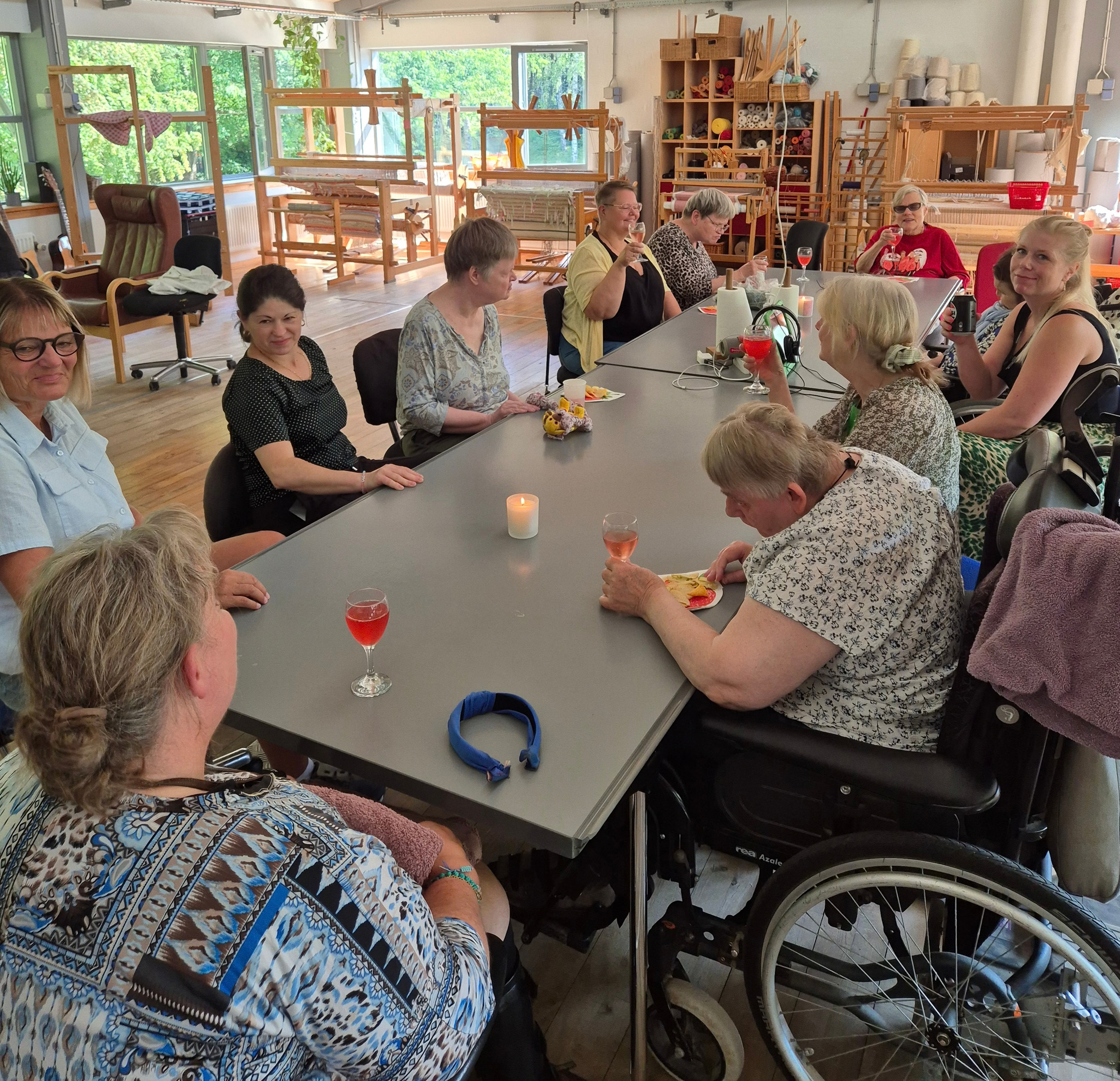 Drinks og hygge i væveriet i dagtilbuddet, hvor der blev holdt damehygge i sommerferien.