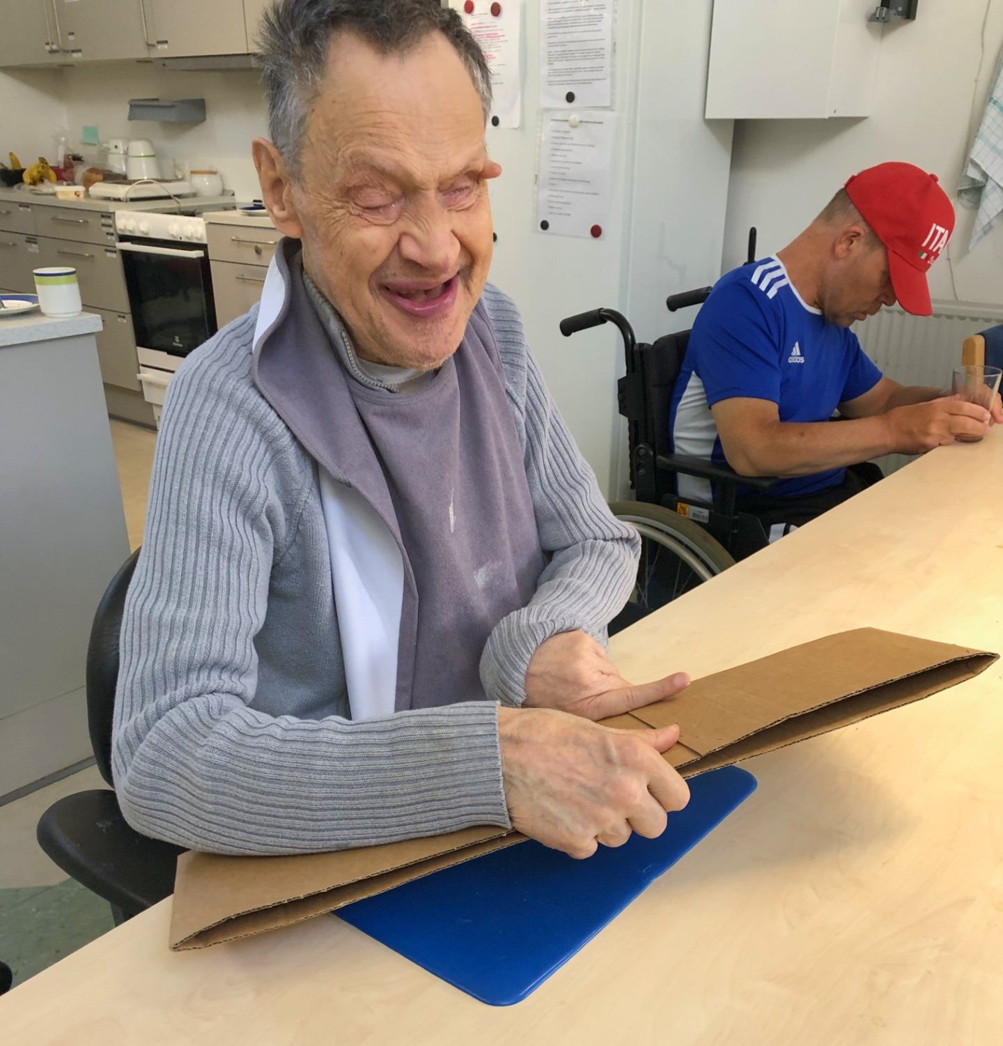 Mogens folder papkassen sammen. 