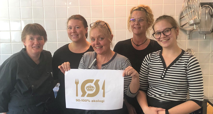 Det glade køkkenteam på Bredegaard fremviser det økologiske spisemærke i guld