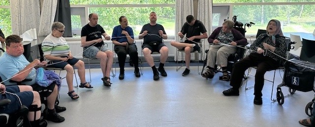  En af øvelserne gik ud på, at alle skulle holde en snor i hånden. Når man var enig i et udsagn, skulle man trække i den.