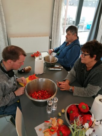 Dennis og Ruben ordner peberfrugter og tomater
