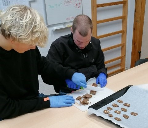 Dennis skærer brunkagedej ud.