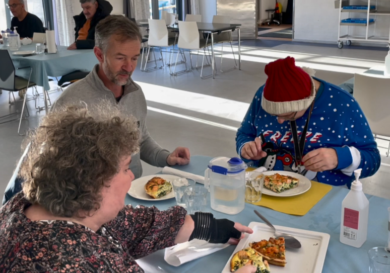 Tanja, Jacob og socialpædagog Lars spiser sammen. 