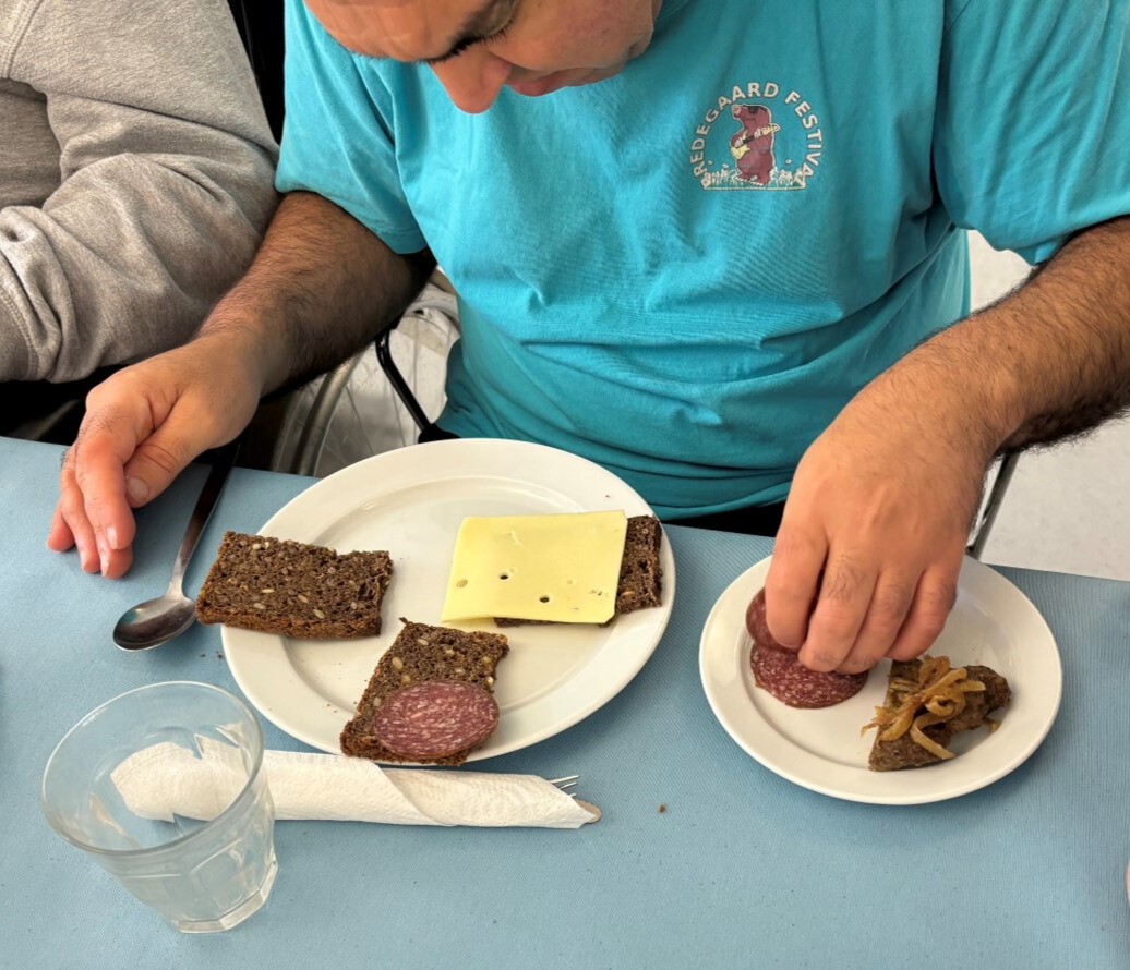 Yakup nyder sin frokost, som han selv har smurt i Bredegaards spisestue. 