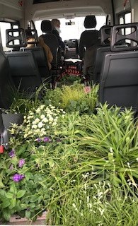 En bus fyldt med blomster og planter.