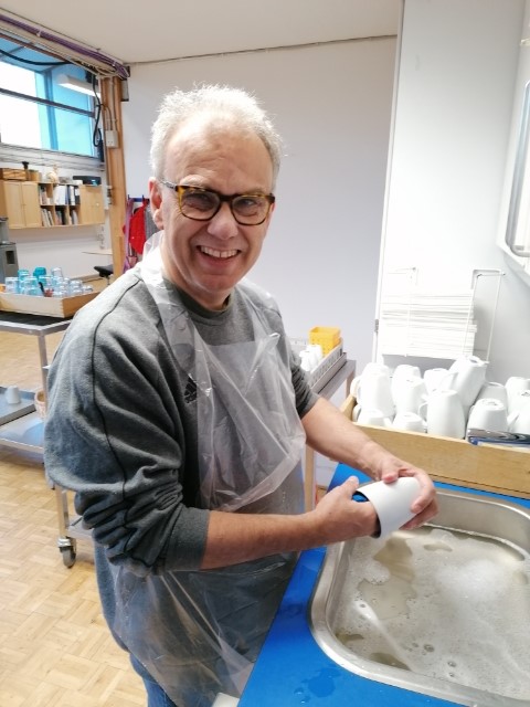 Erik vasker op i dagtilbuddet.
