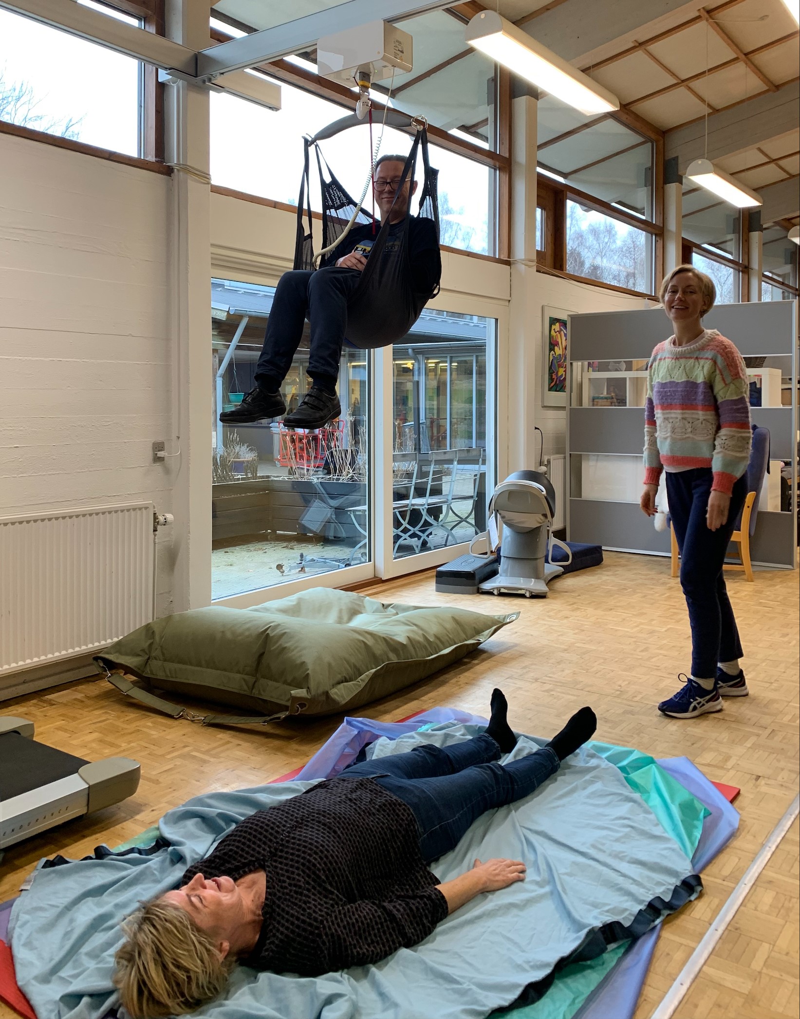 Der er fokus på forflytning i dagtilbuddet. Kim sidder i en lift oppe under loftet og Anne er med til at afprøve vendelagener og spilerdug.