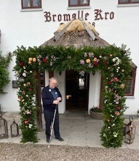 Frank foran Bromølle Kro.