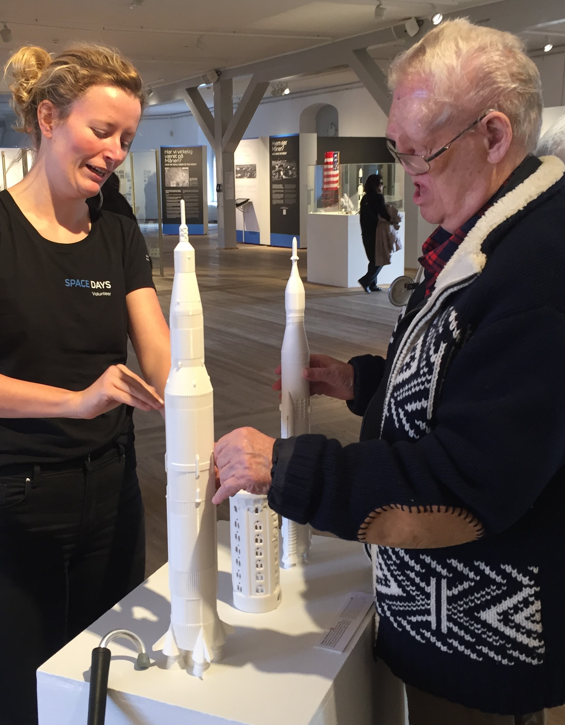 Frank føler på modeller af rumraketter og Rundetårn