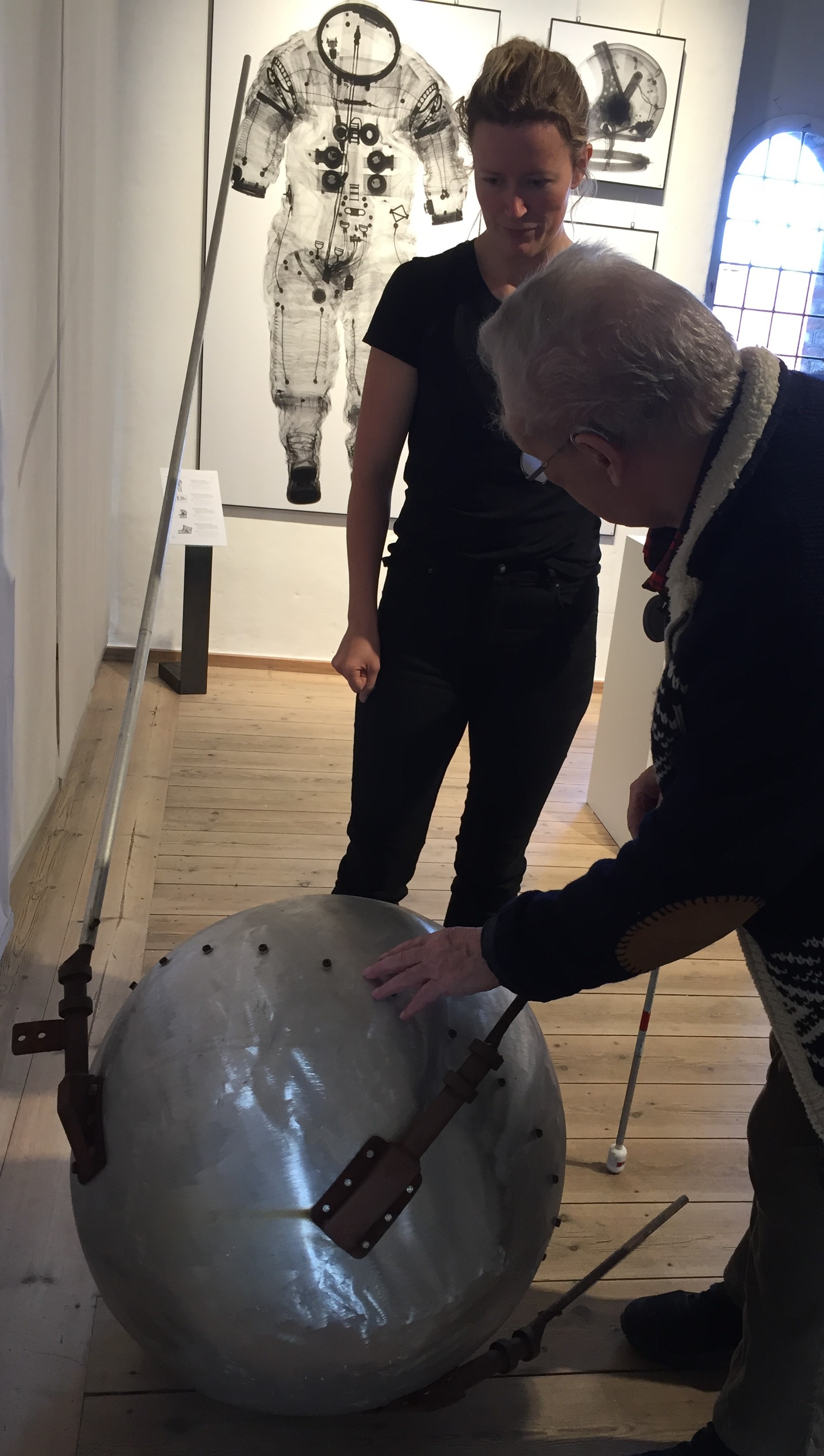 Frank rører ved en en-til-en kopi af rumsonden Sputnik