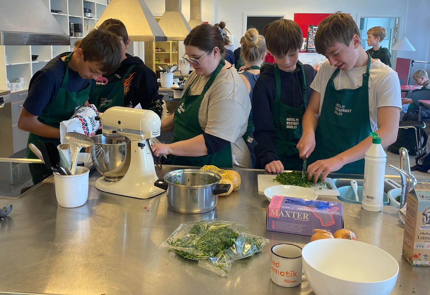 Frederikke instruerer en gruppe drenge 