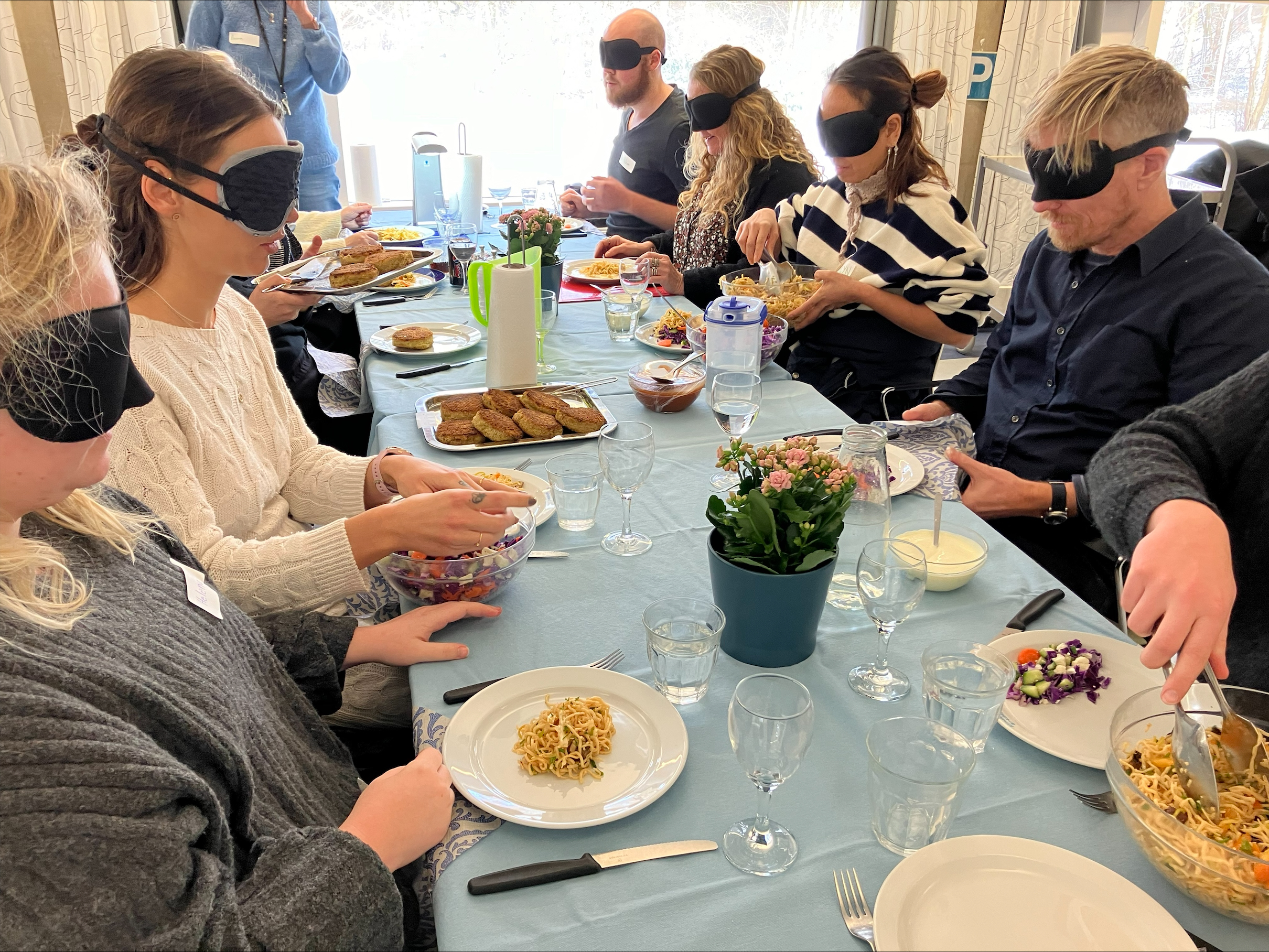 Deltagerne mærkede også på egen krop, hvordan det føles at være synshandicappet. De skulle nemlig spise frokost med sorte briller i Bredegaards spisestue fyldt med mennesker. Det kan være grænseoverskridende for nogle, men alle tog udfordringen op og synes, at det gav dem et meget bedre indblik i dét at være synshandicappet.