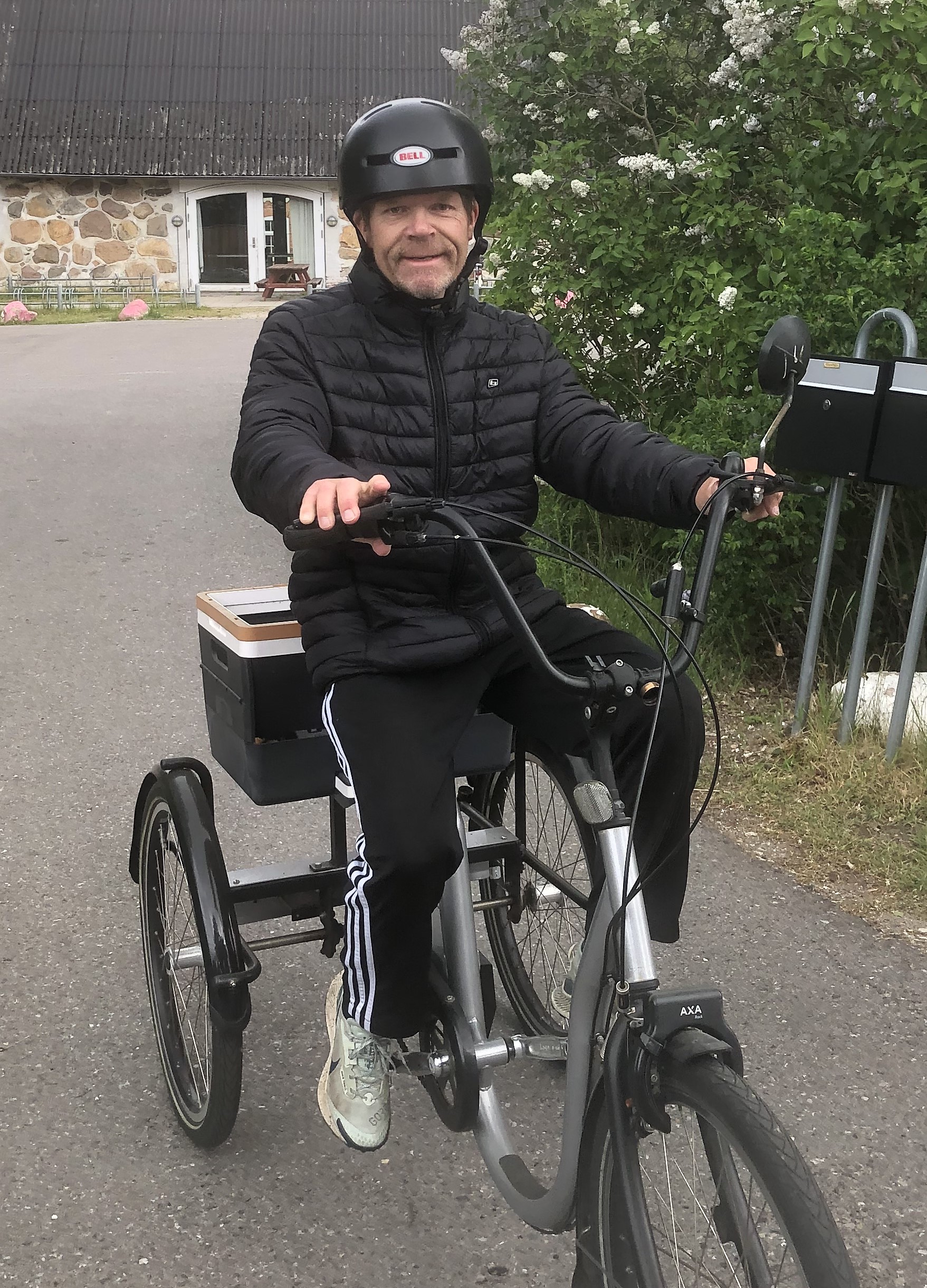 Henrik cykler selv rundt om Bredegaard