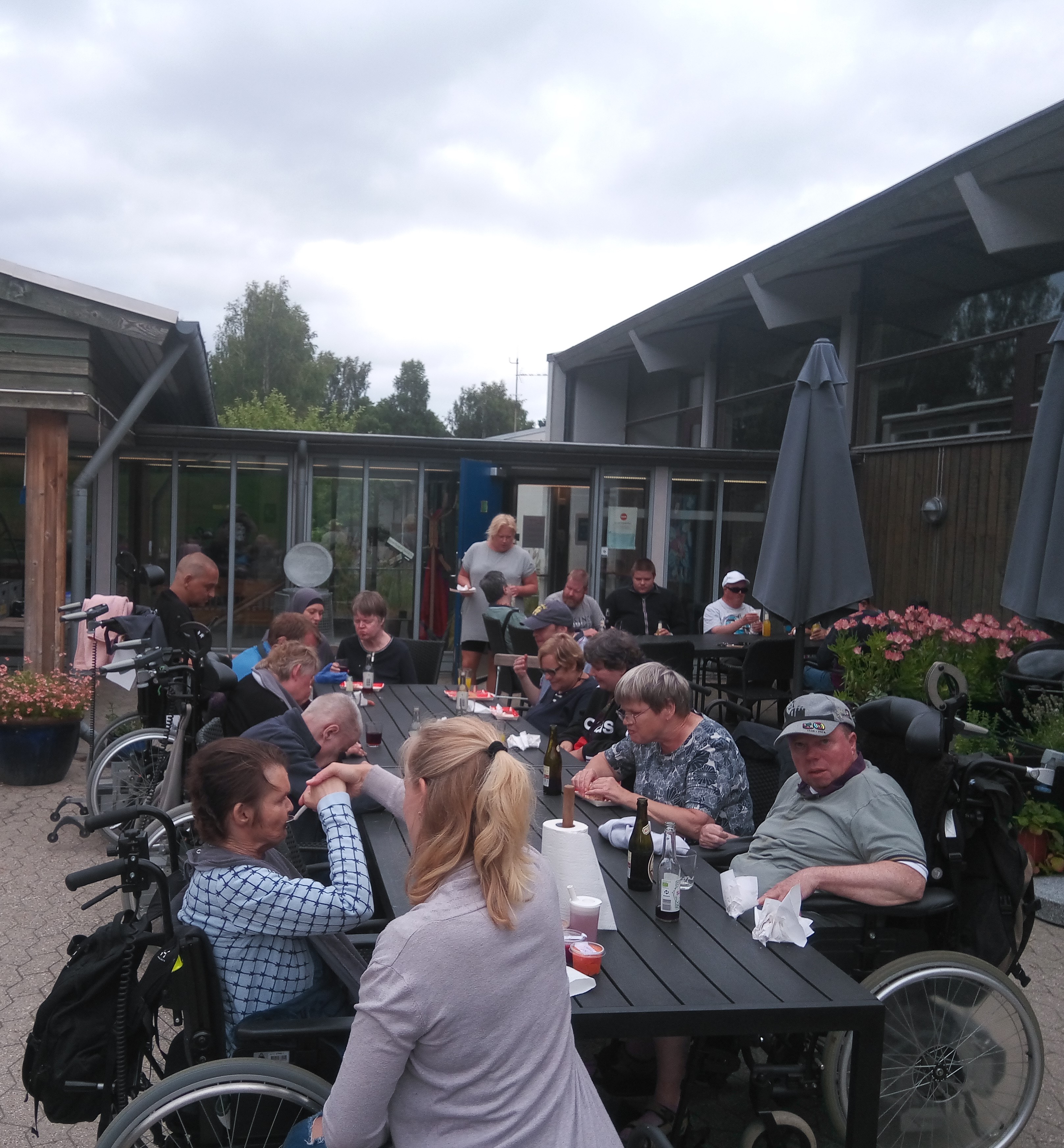 Hygge i værkstedsgården