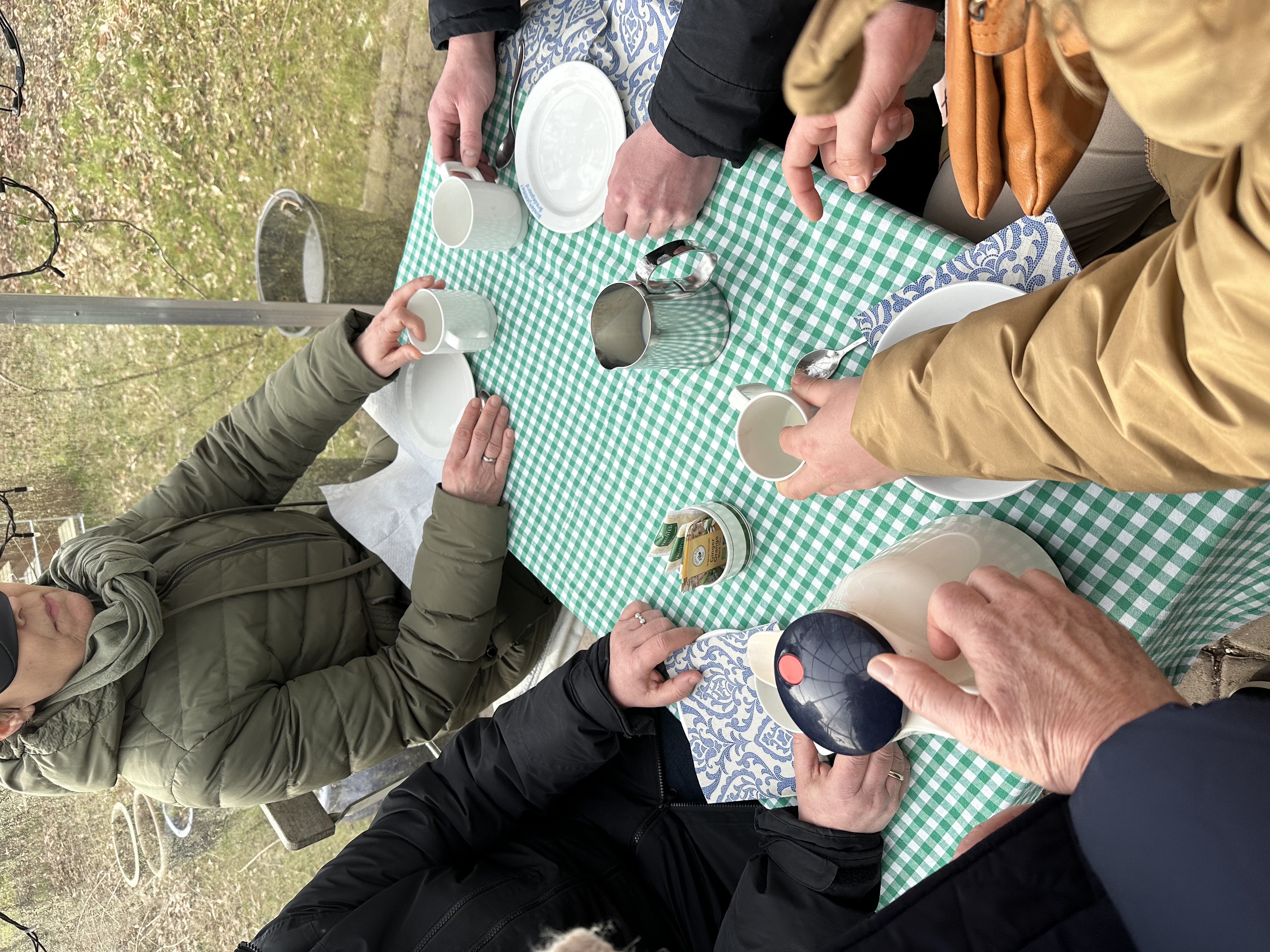 Et trick er at sætte fingeren på indersiden af koppen. Så kan man mærke dampen fra kaffen og dermed vide hvornår der er nok kaffe i koppen. Man skal dog passe på ikke at brænde fingeren. 