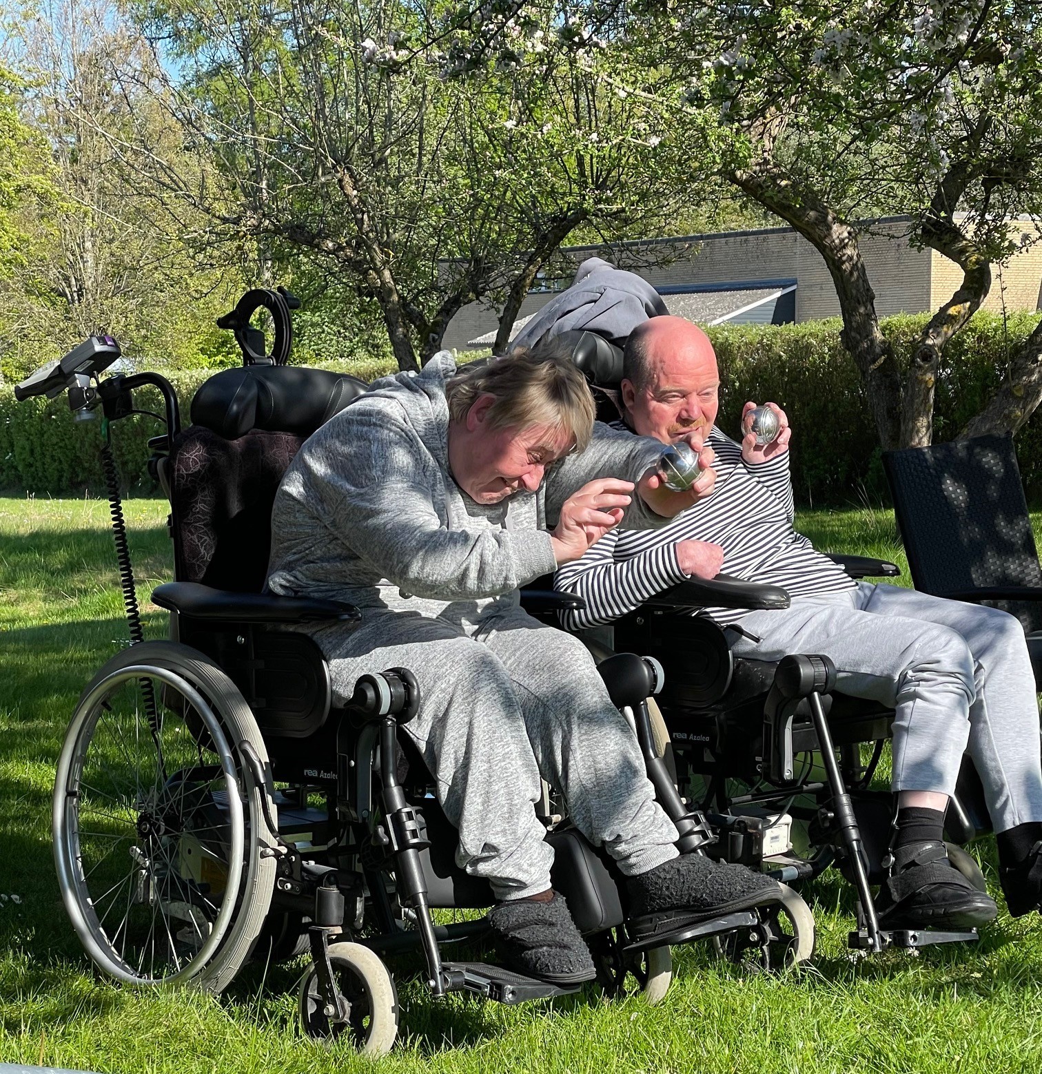 Søren og Ingelise spiller petanque. 