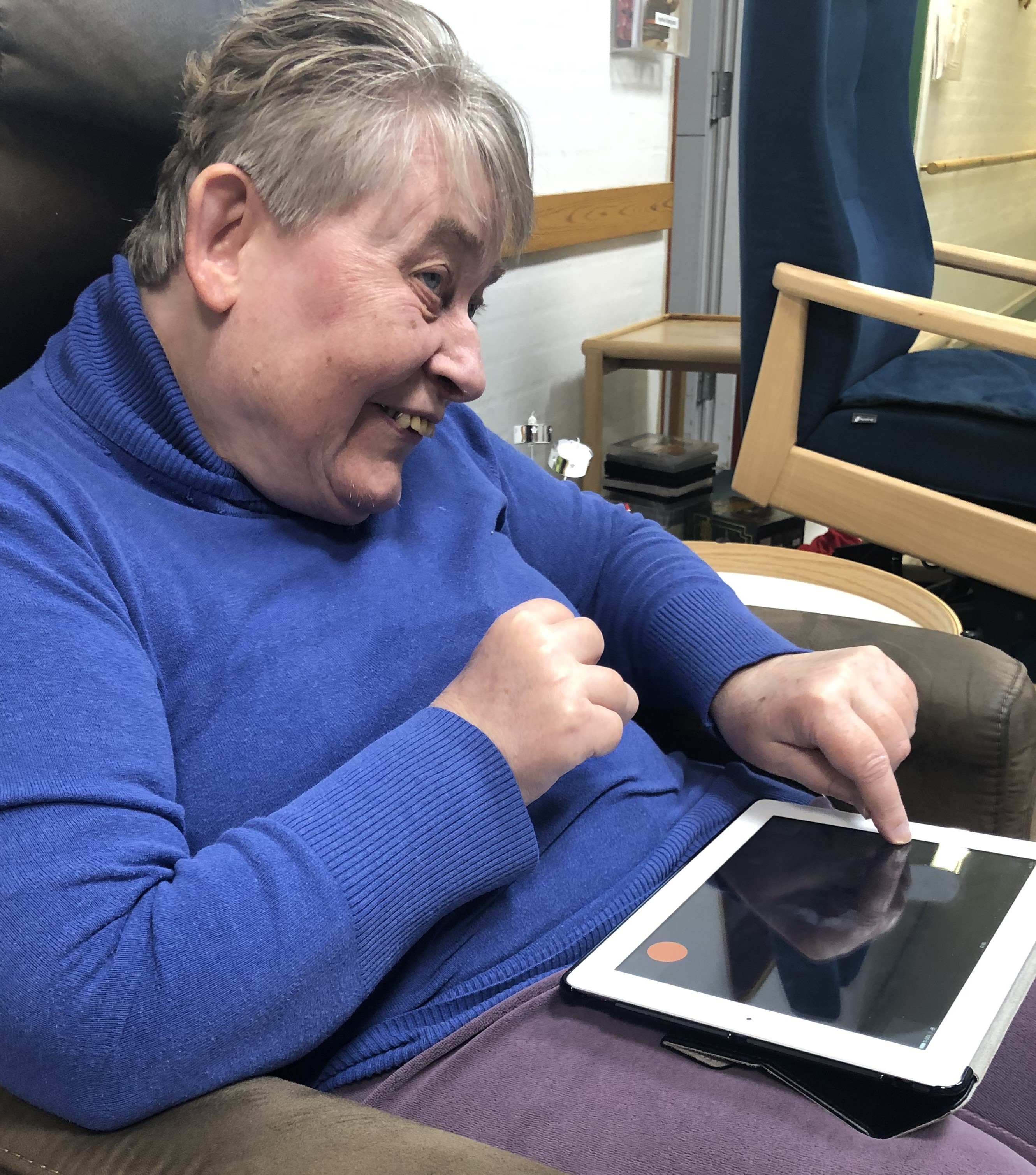 Ingelise spiller Blind Game på en iPad