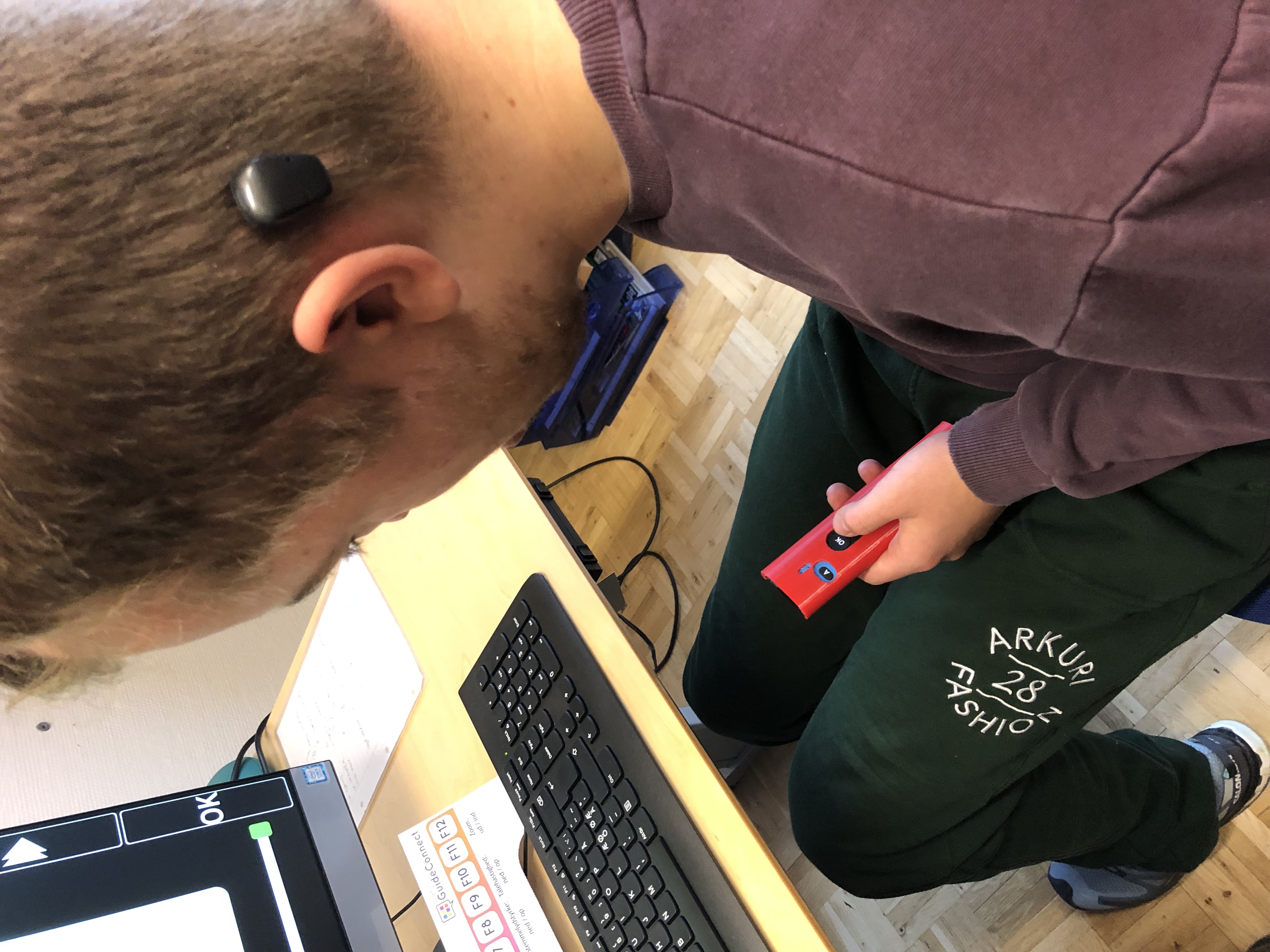 Jacob afprøver skjoldet til Guide Connect fjernebetjeningen