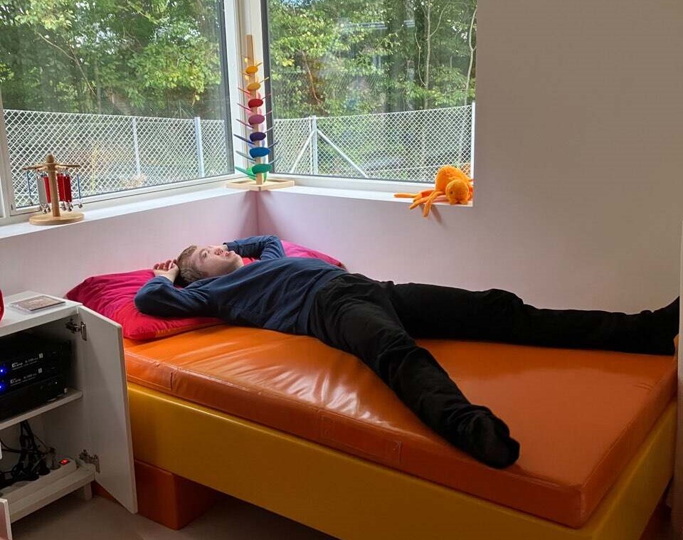 Jacob på musikbriks med vibrationer i snoezelhuset.