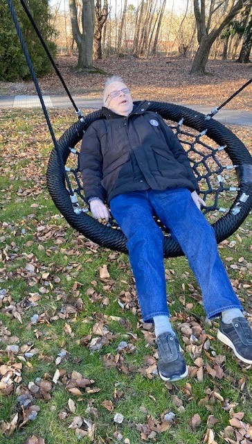 Jan gynger i fuglerede-gyngen i Bredegaards park
