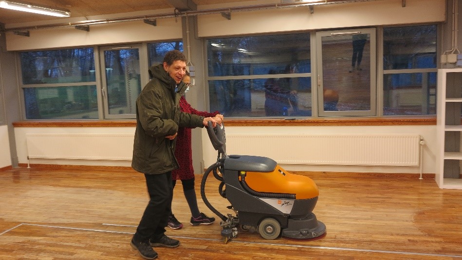 Jesper Skov hjælper Rahma med at vaske gulvene.