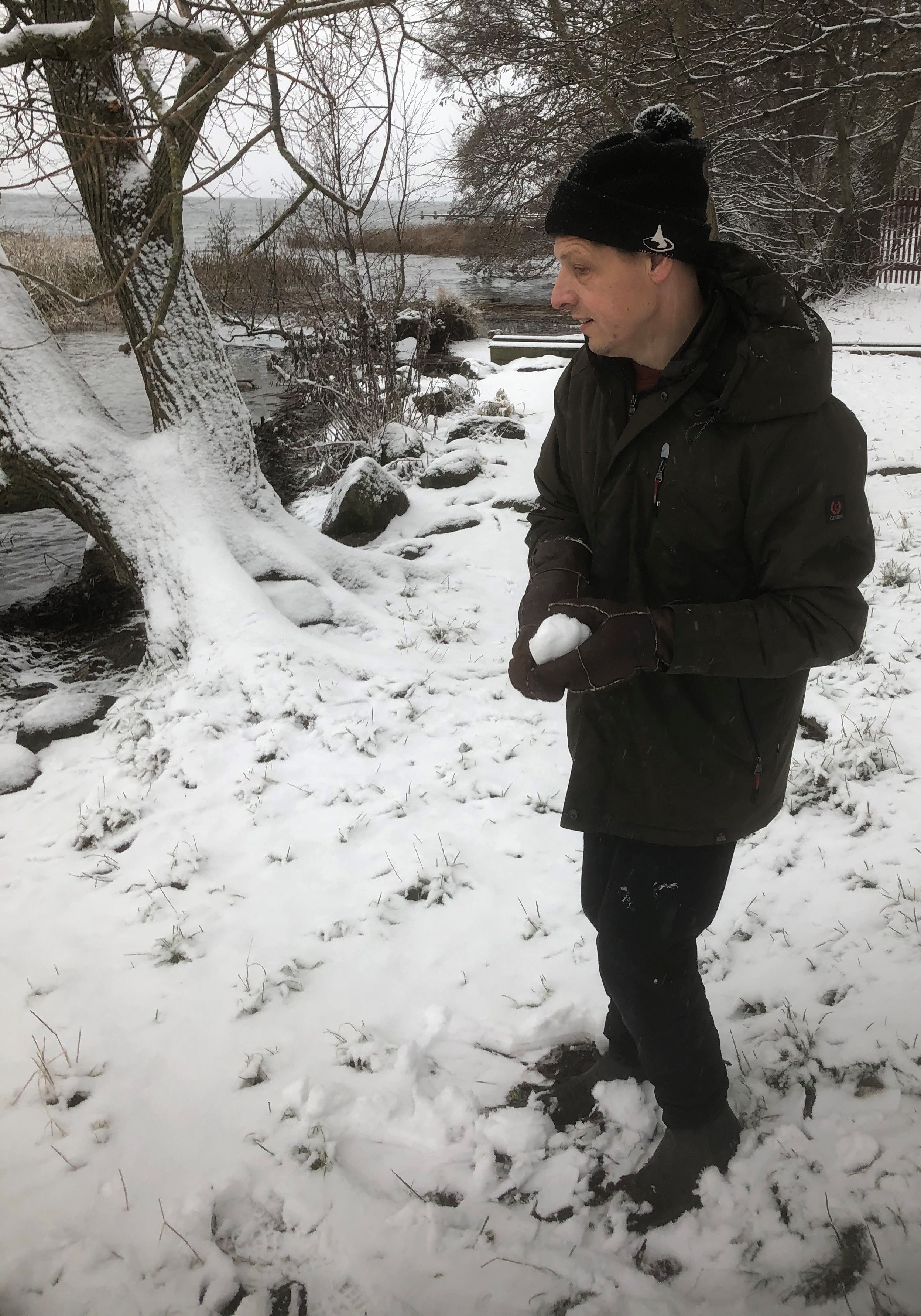 Jesper Skov kaster snebolde i Esrum sø.