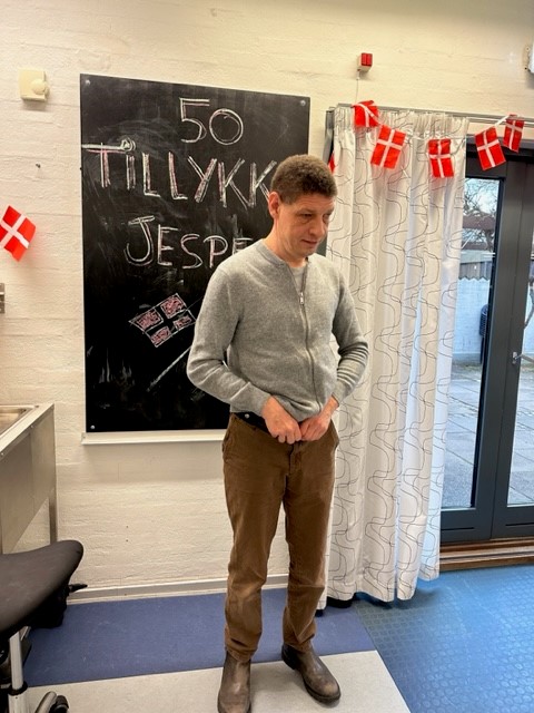 Fødselaren Jesper i den festpyntede spisestue, hvor 18 medbeboere og familiemedlemmer var inviteret til 50 års fødselsdag