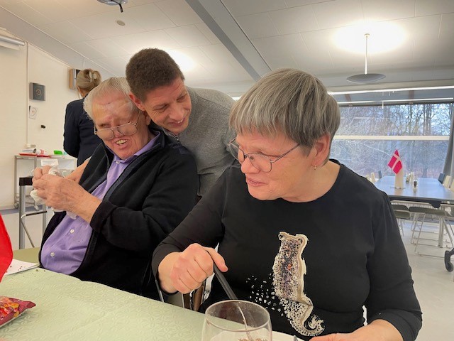 Glade Jesper hygger sig med sine medbeboere Frank og Ulla. 