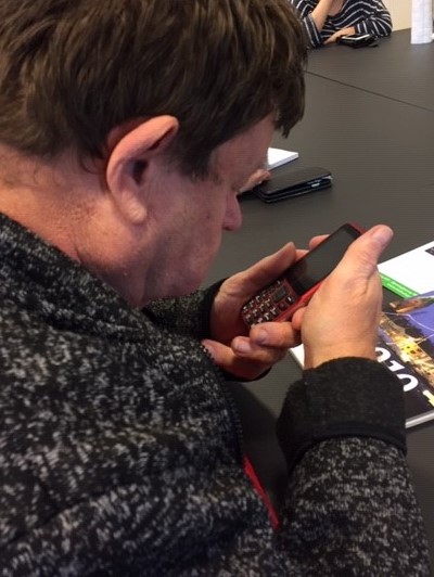 Jesper studerer en ny mobiltelefon