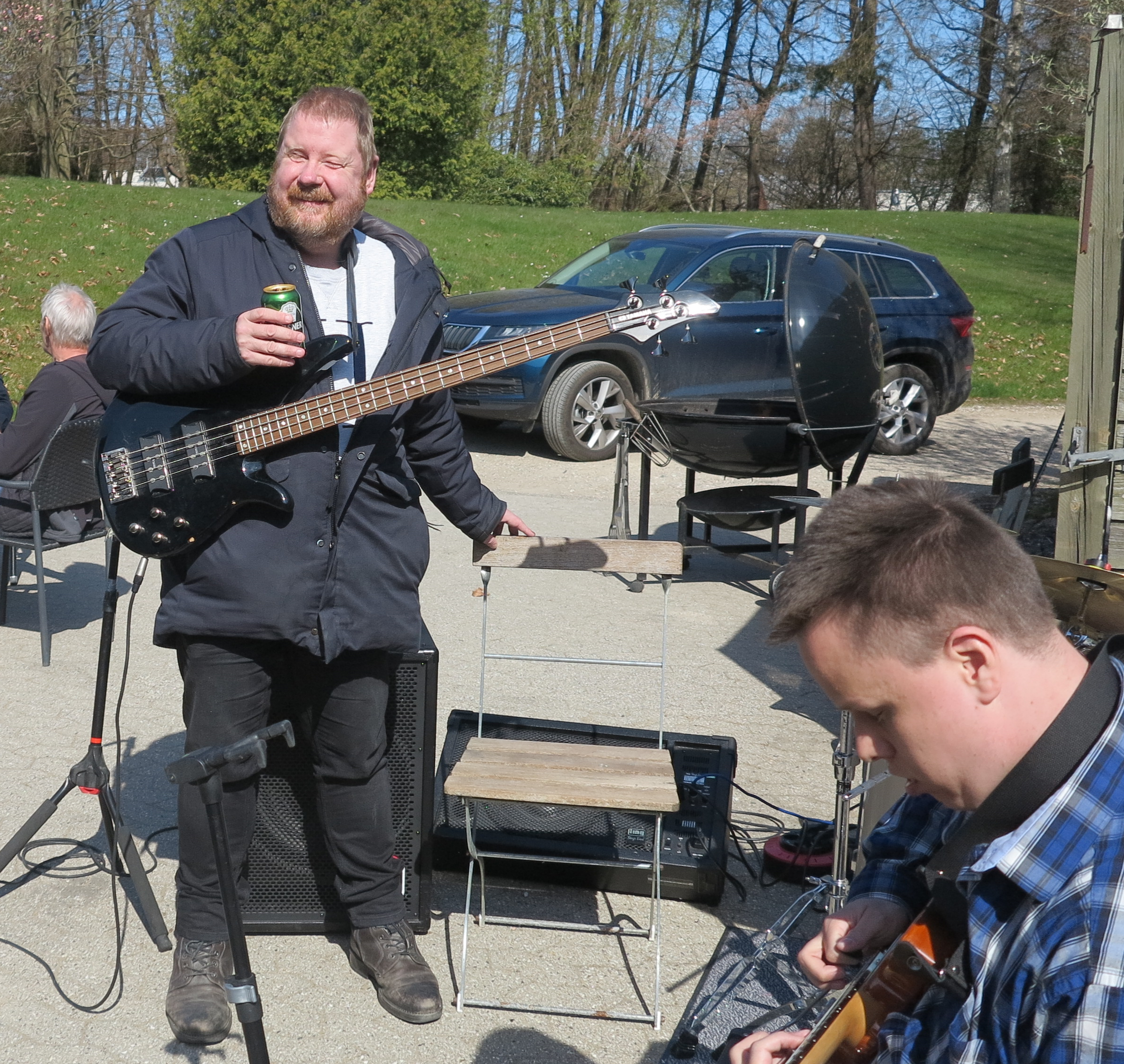 Joakim på bas holder en velfortjent pause.