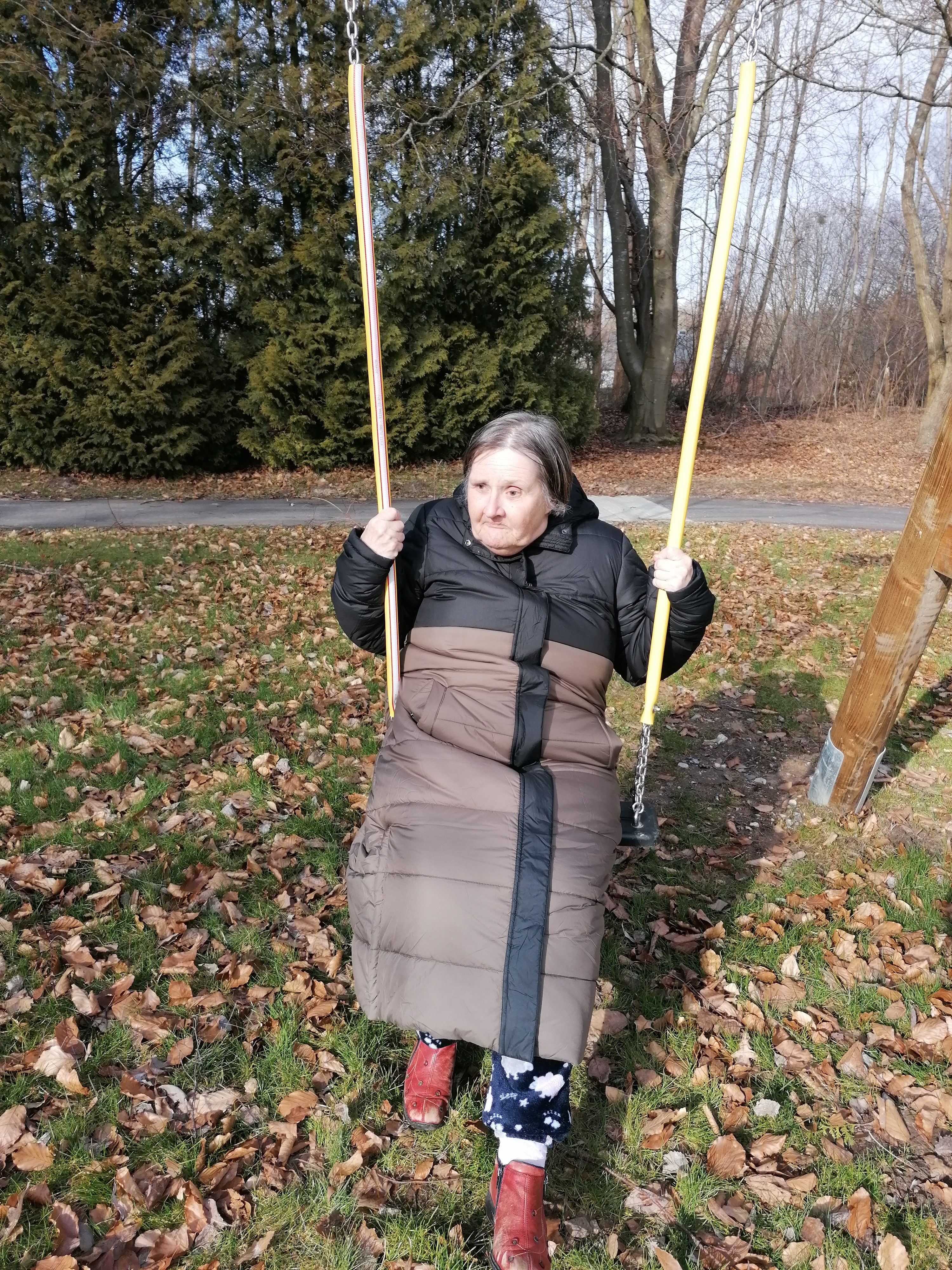 Karin gynger på den almindelig gynge i Bredegaards park