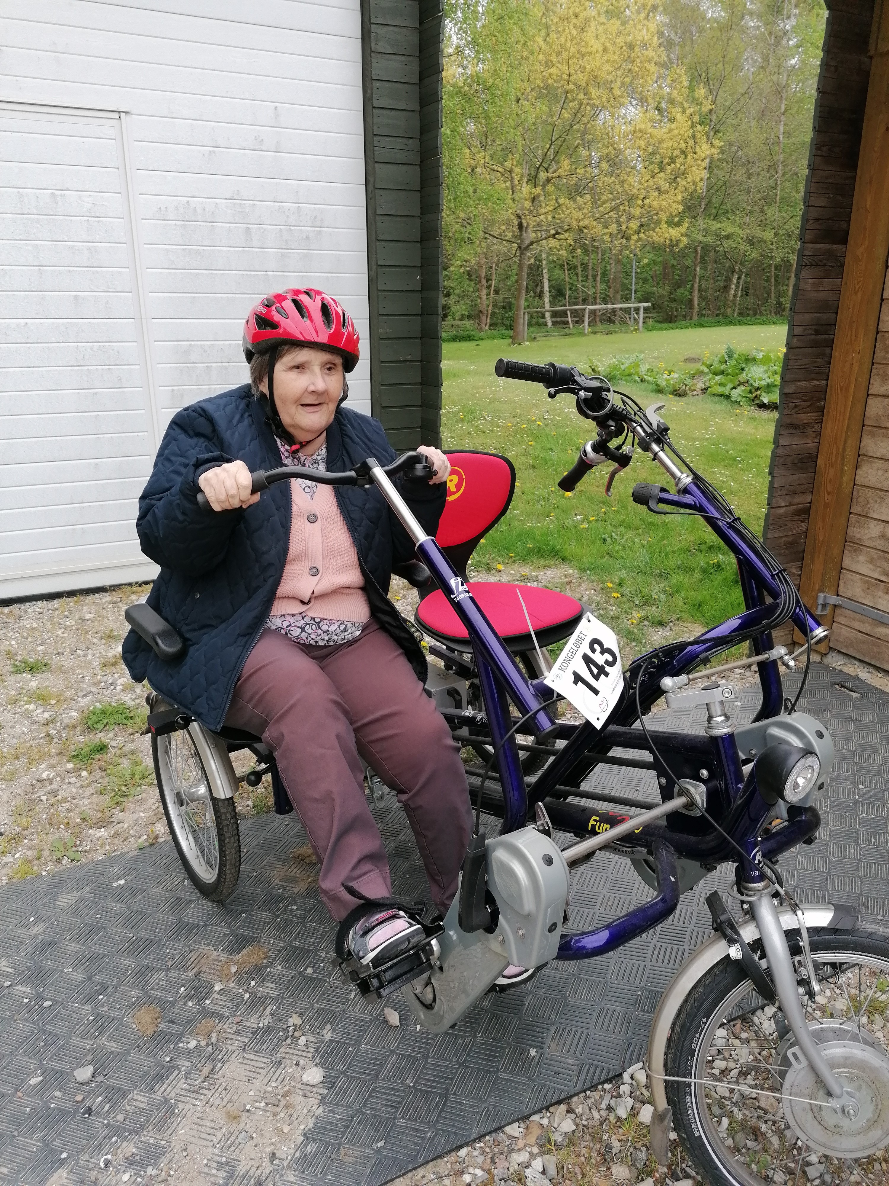Karin på cykeltur på sofacyklen