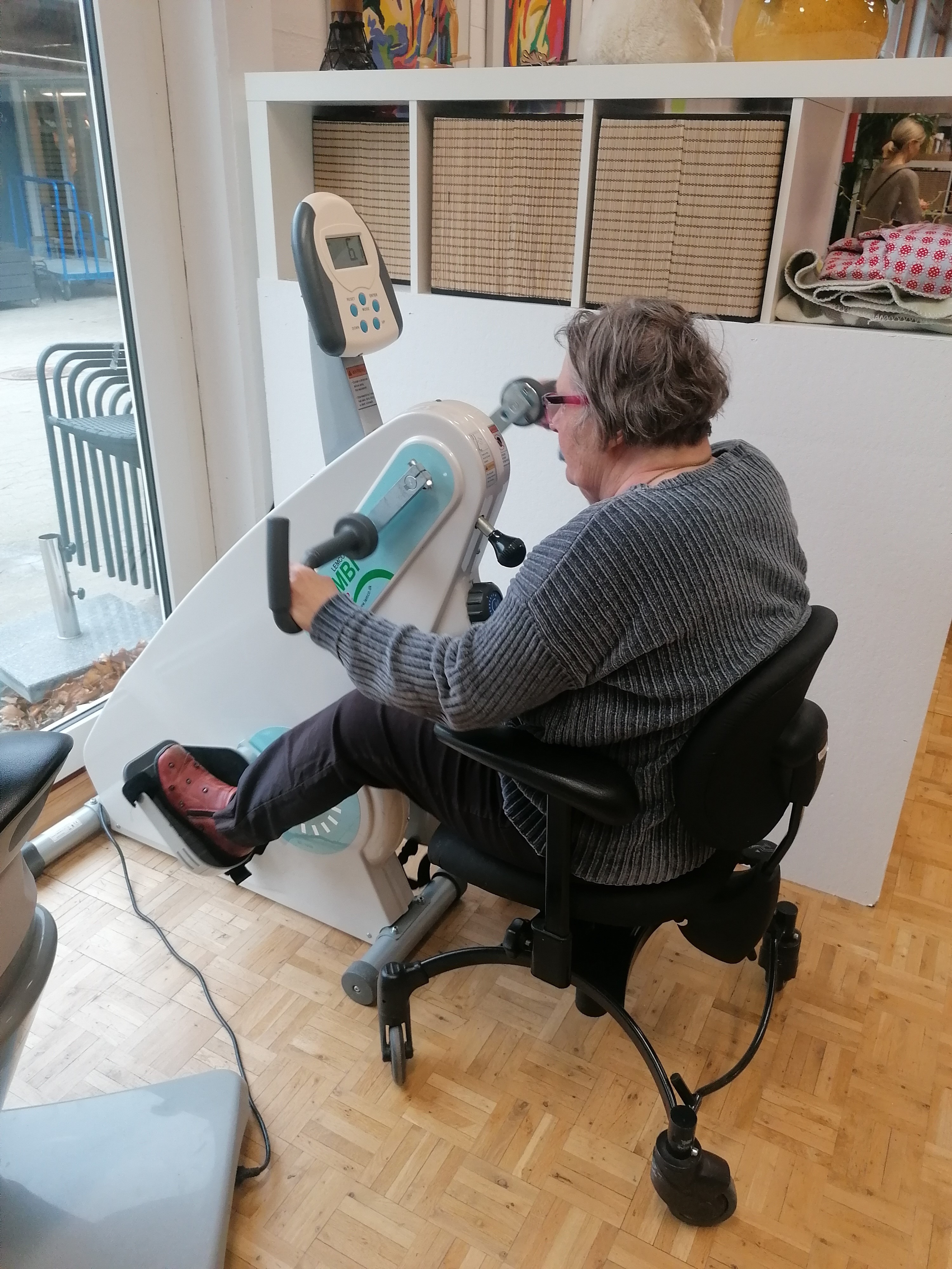 Karin træner på combibike