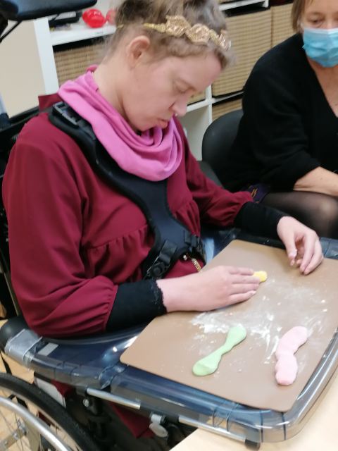 Katrine arbejder med modellervoks