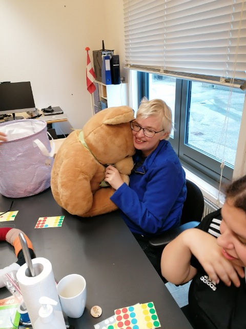 Kristina giver en stor bamse et kram