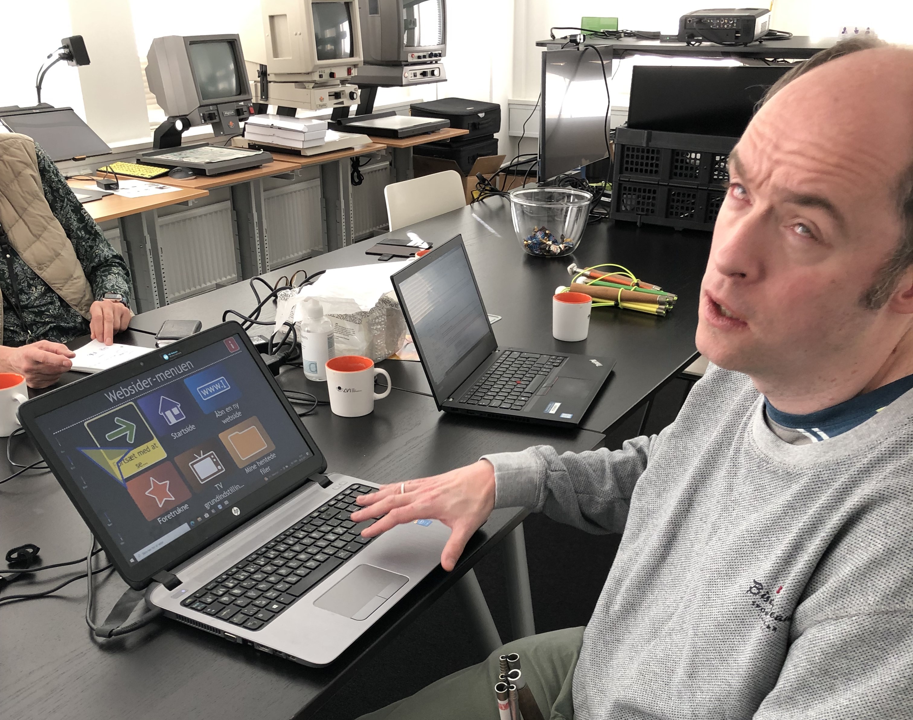 Lars B. ved sin bærbare computer