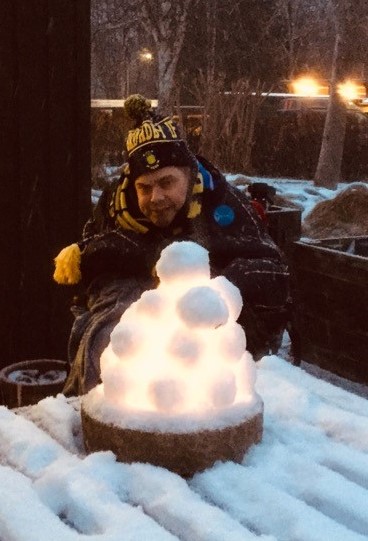Lars med snelygte i hus F.
