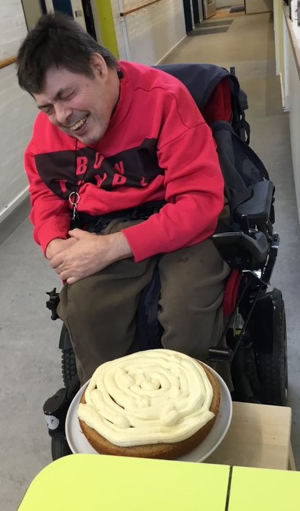 Lars viser den flotte gulerodskage frem