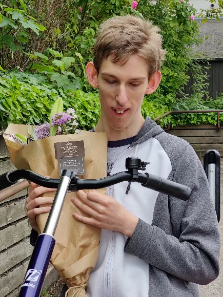 Mateusz med den flotte buket til sin mor.