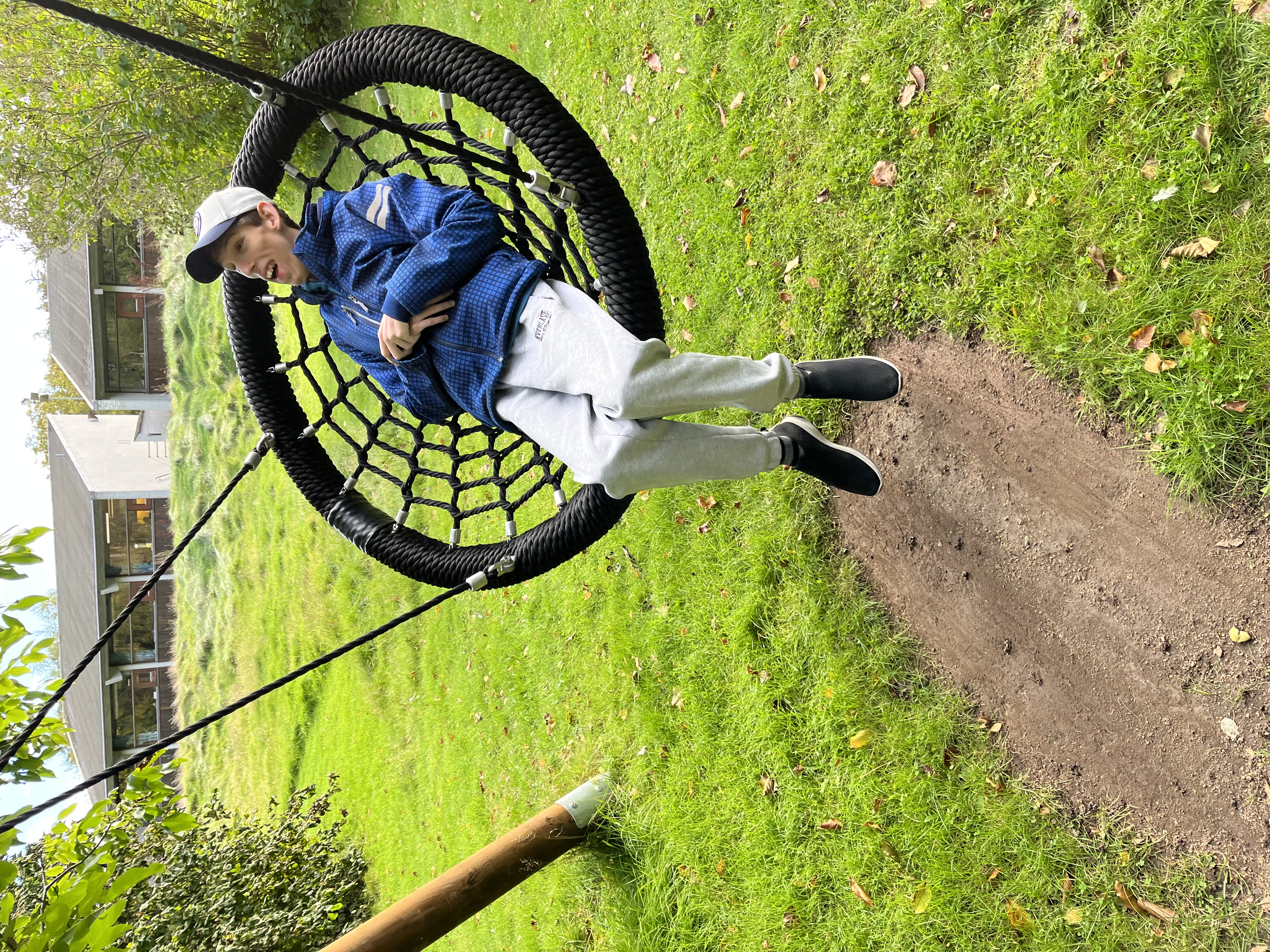 Mateuzs på gyngen. 