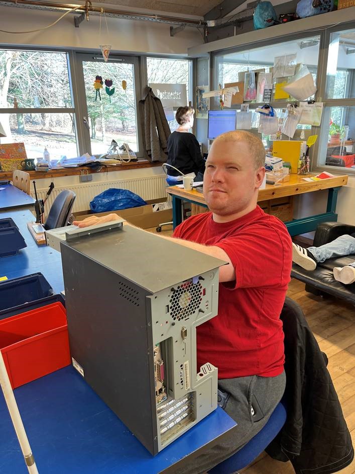 Michael skiller ad og samler igen en gammel computer