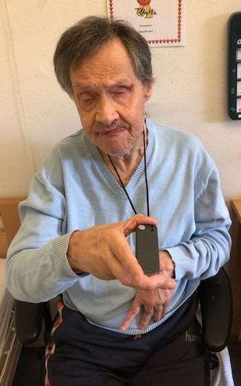 Mogens viser sit nye ur frem.