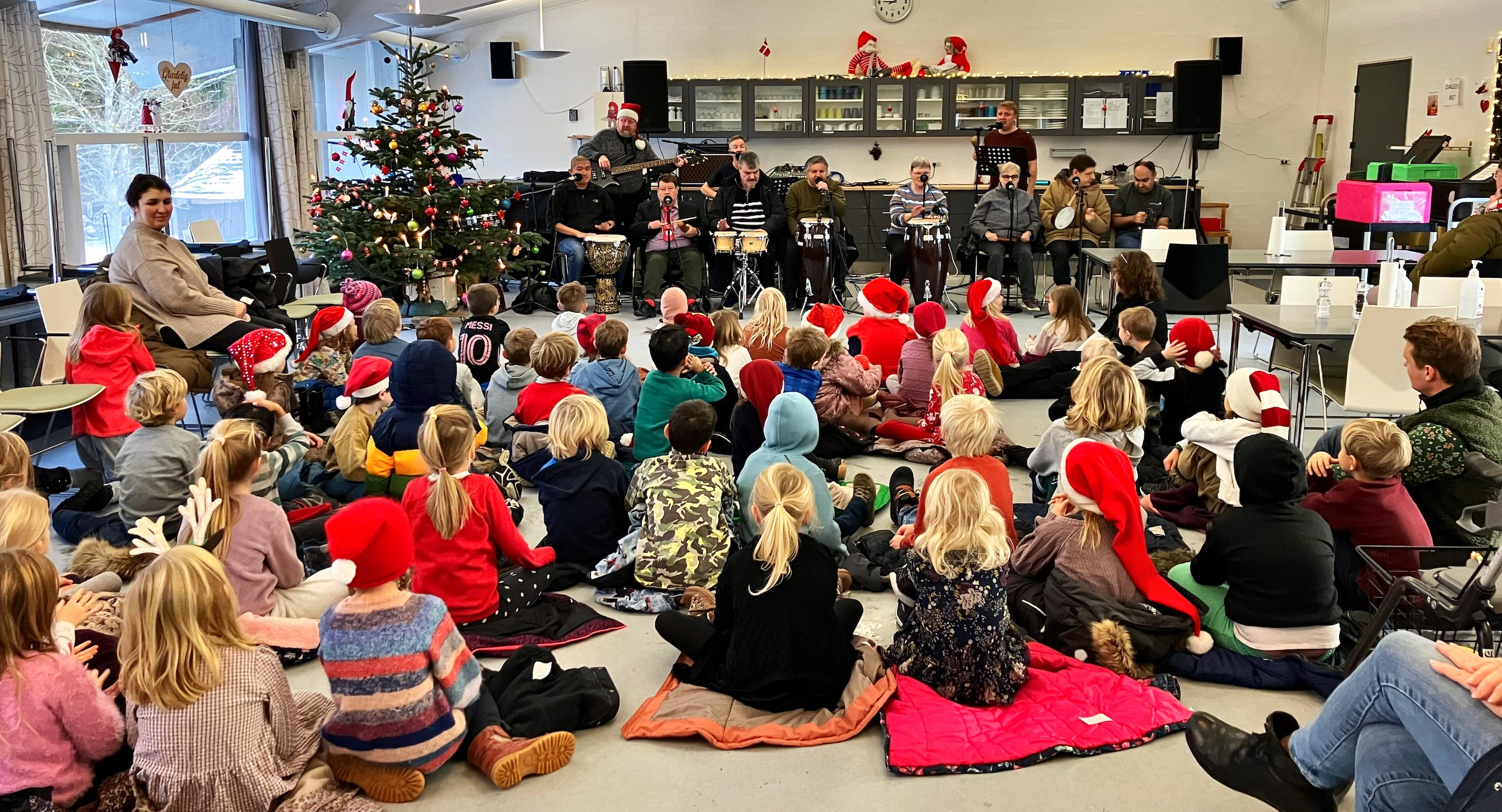 Bredegaards brugerband De Spillende Muldvarper gav traditionen tro julekoncert for 0.-klasserne fra Endrupskolen. 