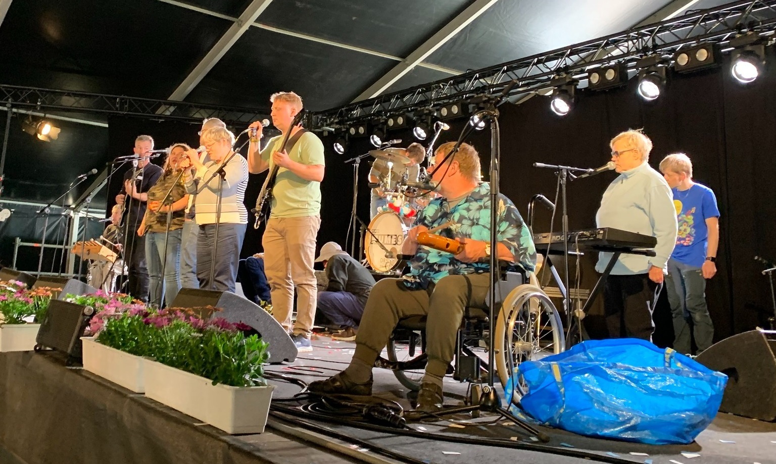 Muldvarperne giver koncert i det lille telt som opvarmning for Sussi og drengene.