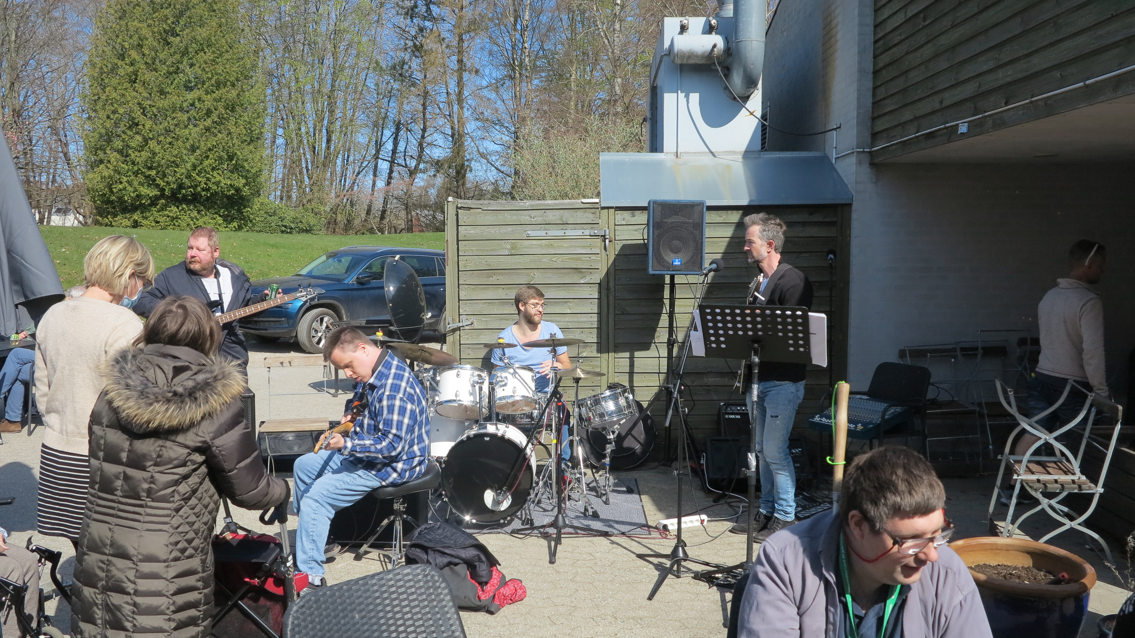 Outsiders spillede live udenfor i værkstedsgården og det gav en fed stemning.